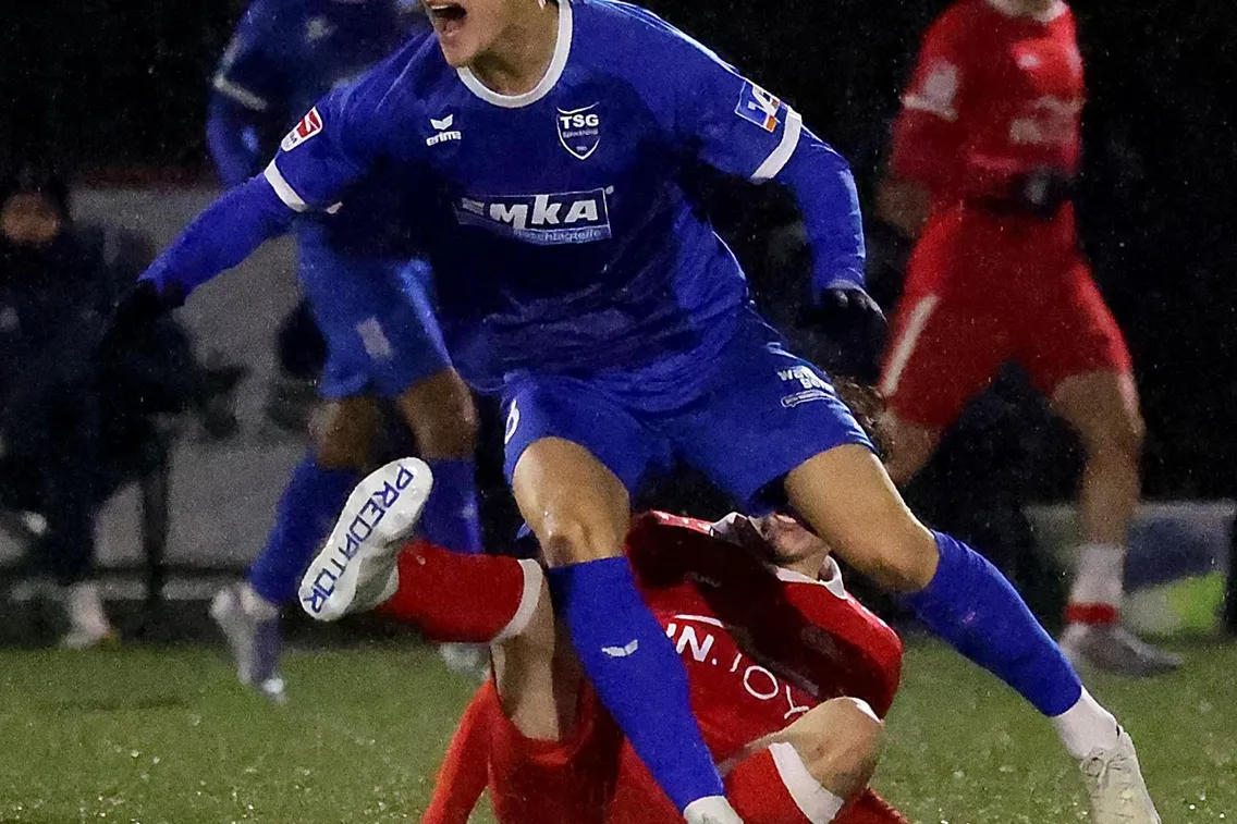 Foto zum Newsartikel Rutschpartie im Dauerregen – Schermbeck nimmt die Punkte mit