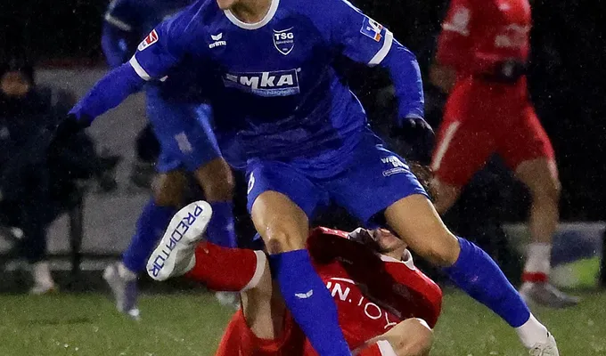 Rutschpartie im Dauerregen – Schermbeck nimmt die Punkte mit